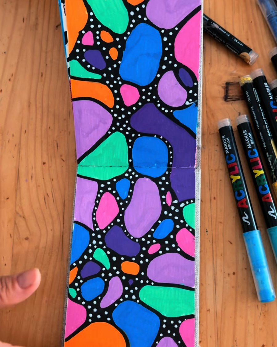 Página del cuaderno de Anna pintada con rotuladores acrílicos
