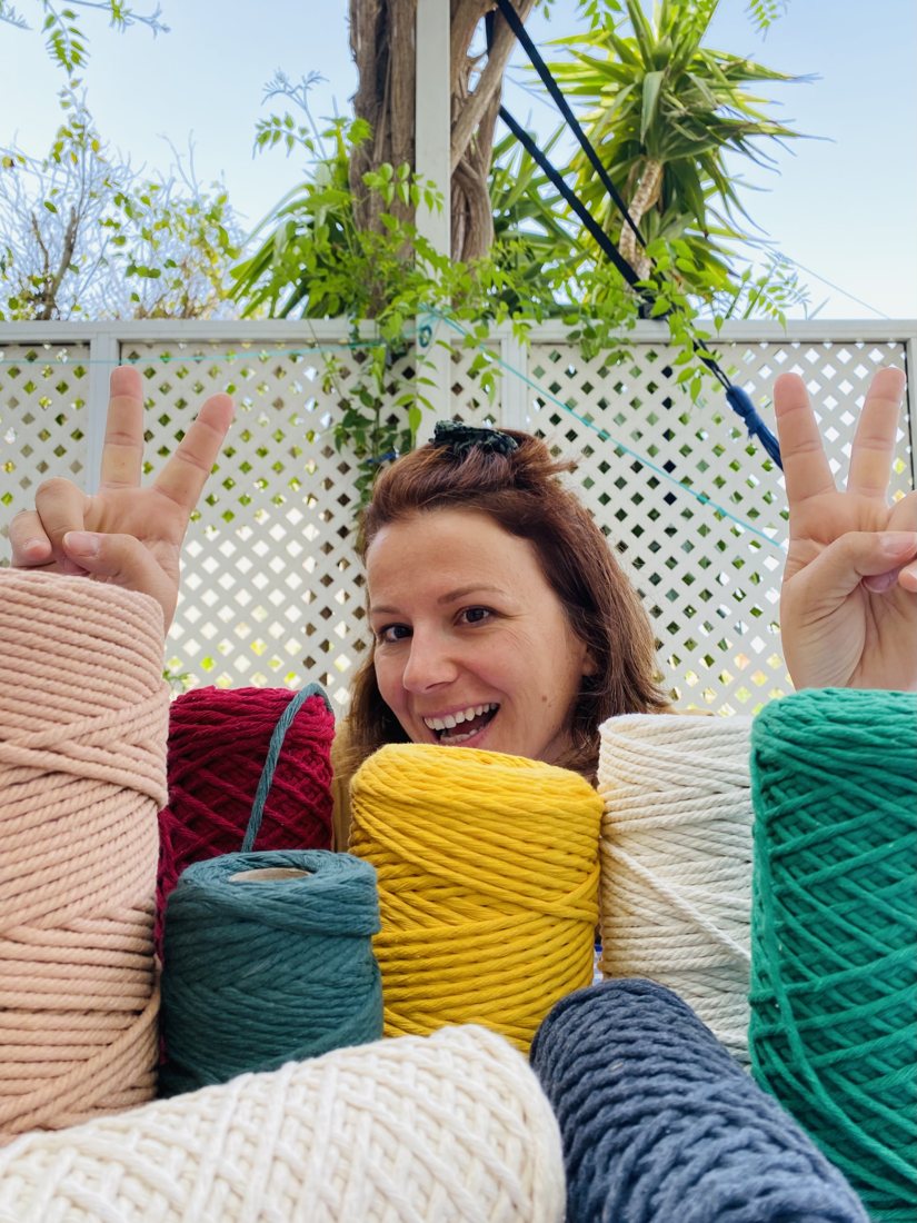 Anna rodeada de cuerdas de macramé de colores