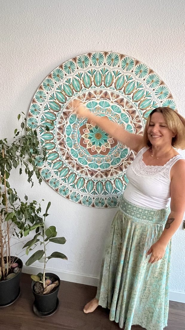 Anna pintando un mandala grande en la pared