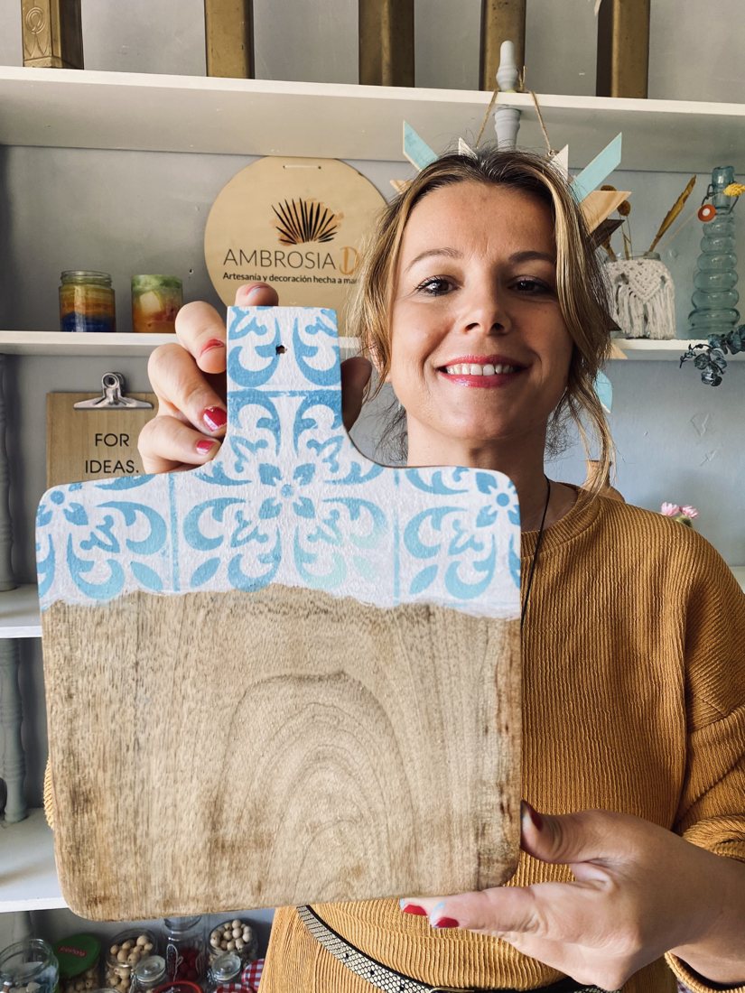 Anna con una tabla de madera pintada a mano