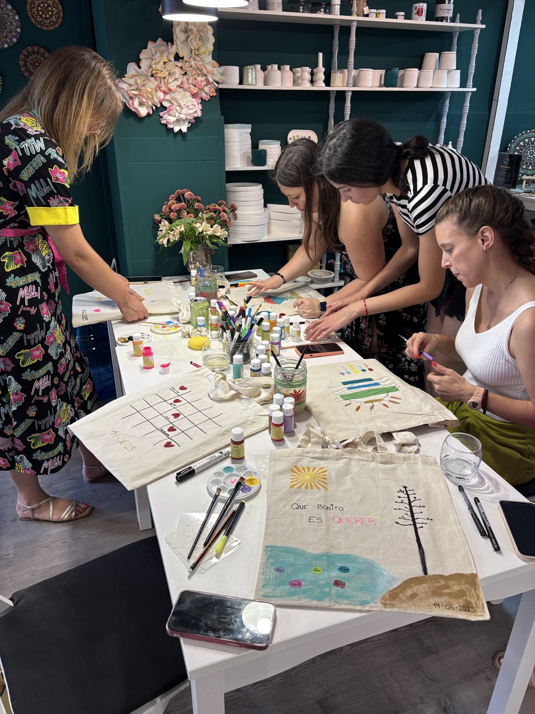 Taller de pintar bolsas para empresas en Almería