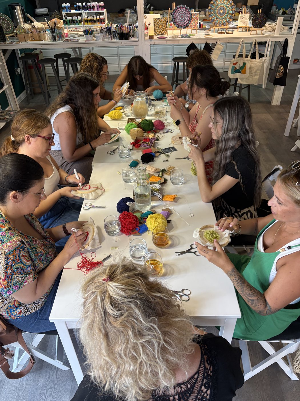 Equipo de empresa en un taller creativo en Almería