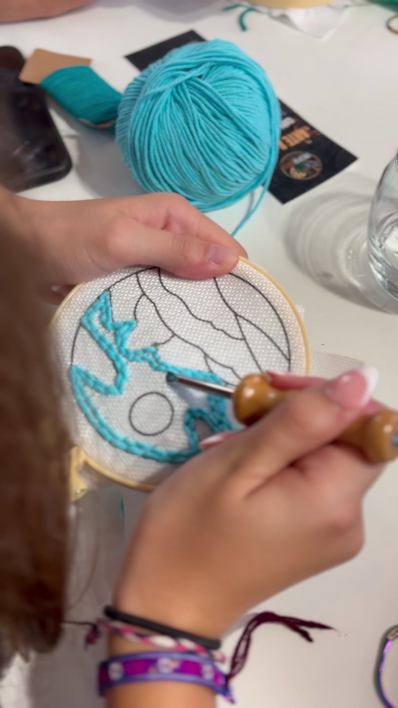 Taller de punch needle para empresas en Almería