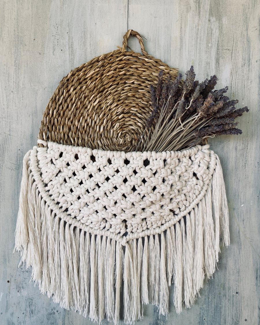 Bolsillo de pared de fibra natural y macramé hecho por Anna
